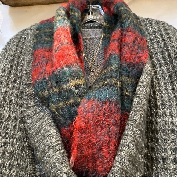 Cozy & warm mohair wool vintage scarf w cottage/resort vibe - Picture 10 of 11
